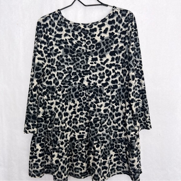 5/$25 Emory Rose animal print top tunic medium - Picture 2 of 4